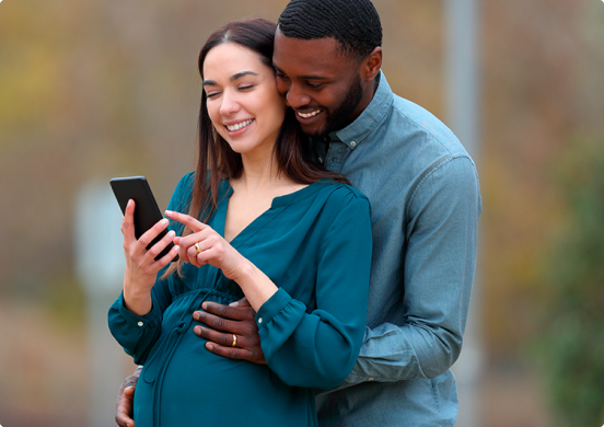 magem de um homem e uma mulher abraçados usando um celular