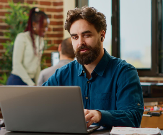 Imagem de um homem mexendo no computador