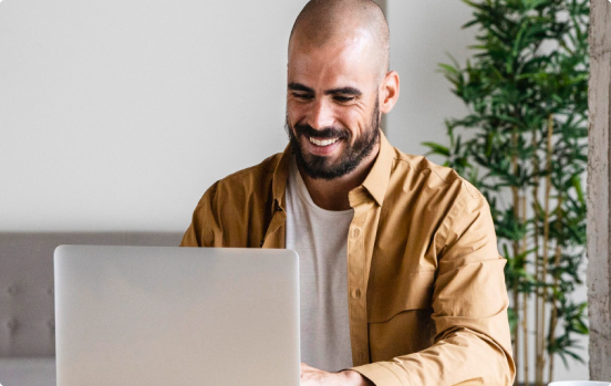 Imagem de um homem sentado mexendo no computador